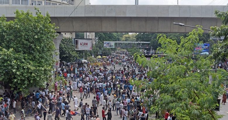 সারা দেশে ১৪ পুলিশ সদস্যসহ অন্তত ৯৮ জন নিহত 